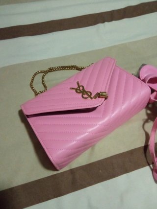 Bolso y sandalias rosa