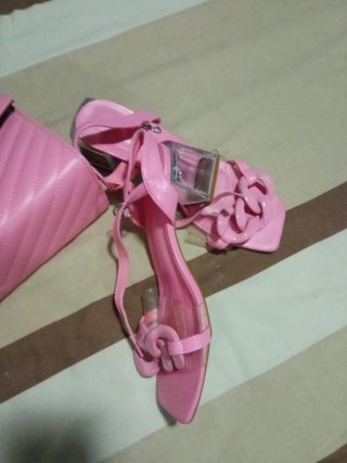 Bolso y sandalias rosa