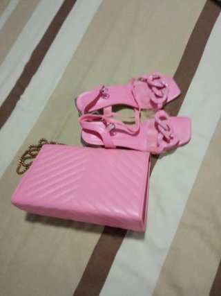 Bolso y sandalias rosa