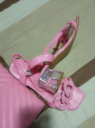 Bolso y sandalias rosa