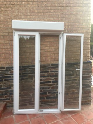 Balconera PVC Blanca con Persiana Eléctrica