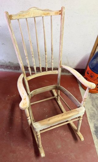 2 mecedoras de madera beige y rosa