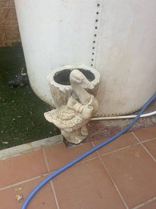 Pareja de figuras de jardín de piedra con cesta