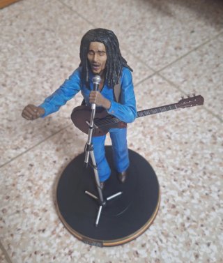 Figura Bob Marley Cantando con Guitarra