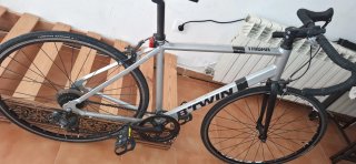 Bicicleta de carretera B'TWIN plateada