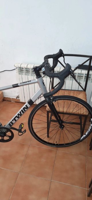 Bicicleta de carretera B'TWIN plateada