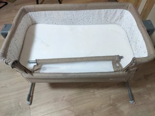 Cuna colecho Kinderkraft con colchón y sábanas