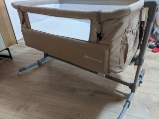 Cuna colecho Kinderkraft con colchón y sábanas