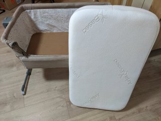 Cuna colecho Kinderkraft con colchón y sábanas