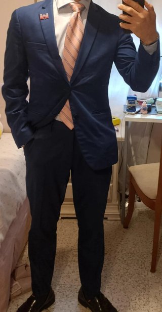 Traje de hombre azul con corbata rosa