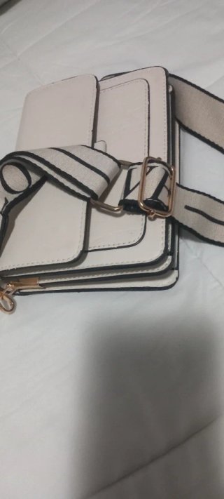 Bolso beige con correa de bandolera