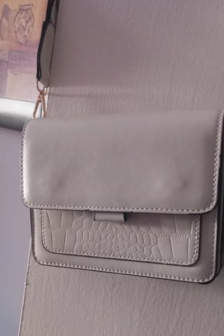 Bolso beige con correa de bandolera
