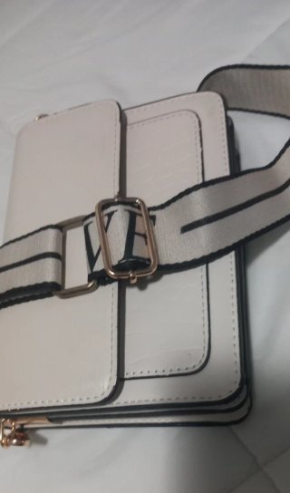 Bolso beige con correa de bandolera