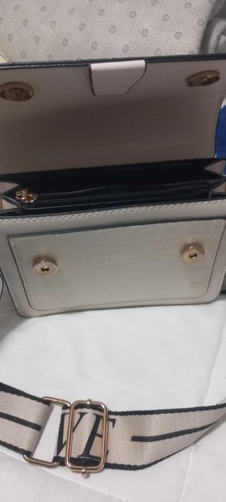 Bolso beige con correa de bandolera