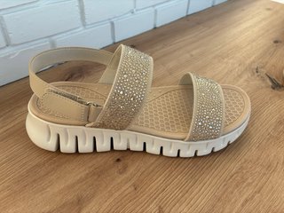 Sandalias beige con brillantes T.40