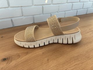 Sandalias beige con brillantes T.40