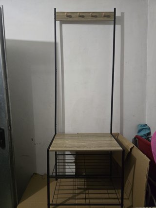 Perchero y zapatero de metal y madera