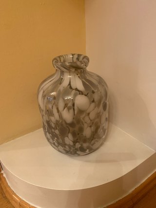 Jarrón de cristal gris y blanco