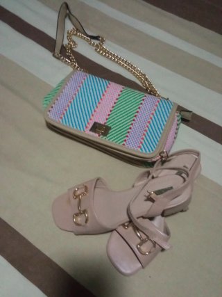 Bolso y sandalias beige y multicolor