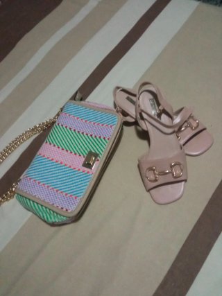 Bolso y sandalias beige y multicolor