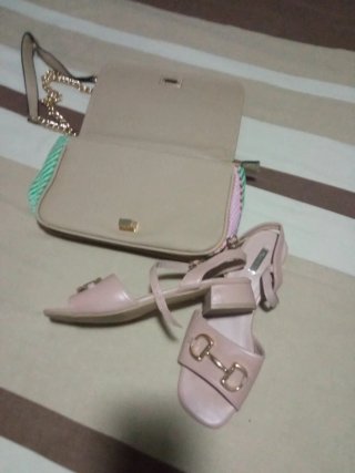 Bolso y sandalias beige y multicolor