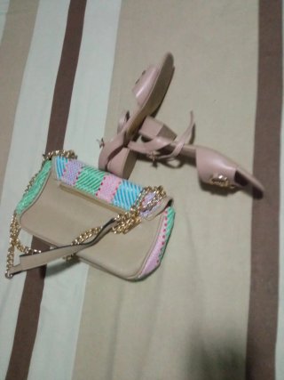 Bolso y sandalias beige y multicolor