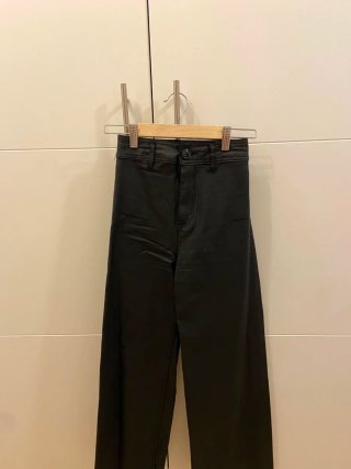 Pantalón negro ancho