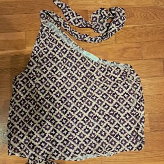 Conjunto top asimétrico y pantalón estampado
