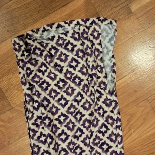 Conjunto top asimétrico y pantalón estampado