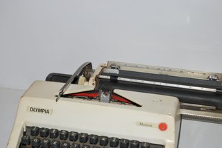 Máquina de escribir Olympia Monica Antigua