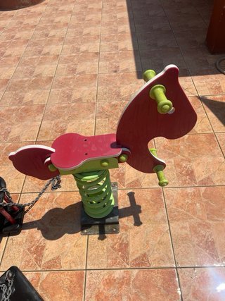 Caballo balancín parque infantil