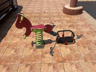 Caballo balancín parque infantil