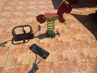 Caballo balancín parque infantil
