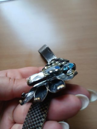 Collana con fiori e pietre blu