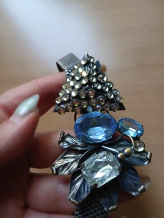 Collana con fiori e pietre blu