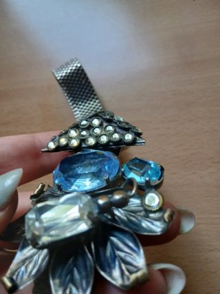 Collana con fiori e pietre blu