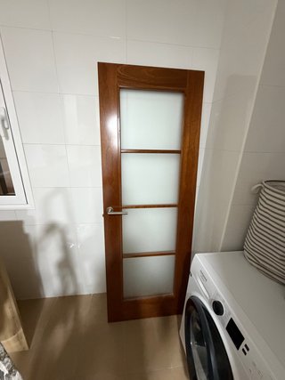 Puerta de madera con cristal