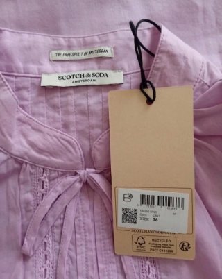 Blusa rosa con lazada y detalles