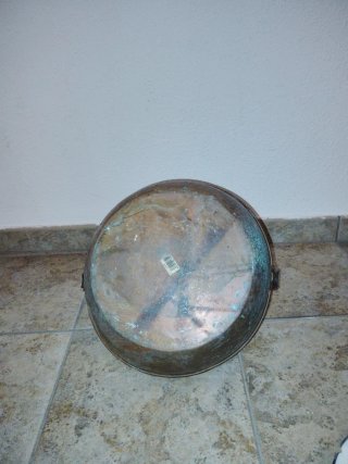 Caldero antiguo de cobre