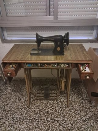 Máquina de coser Alfa antigua