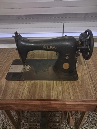 Máquina de coser Alfa antigua