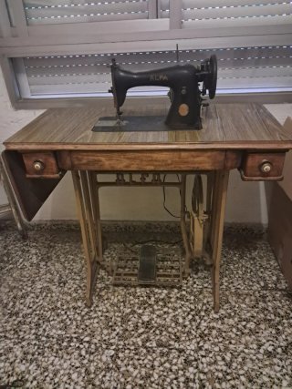 Máquina de coser Alfa antigua