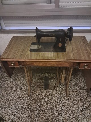 Máquina de coser Alfa antigua