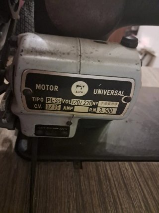Máquina de coser Alfa antigua