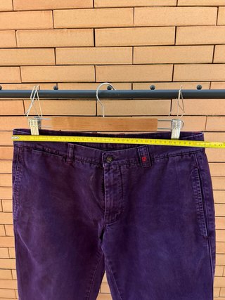 Jeans CAROLINA HERRERA morados, corte recto.