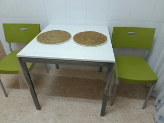 Mesa cocina acero y madera + 2 sillas