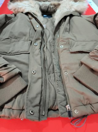 Chaqueta verde militar con capucha