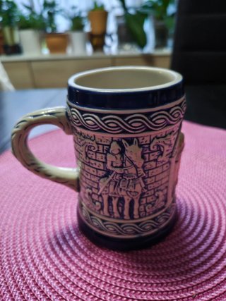 Jarra de cerámica en relieve