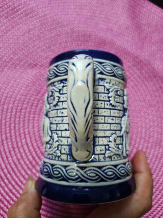 Jarra de cerámica en relieve