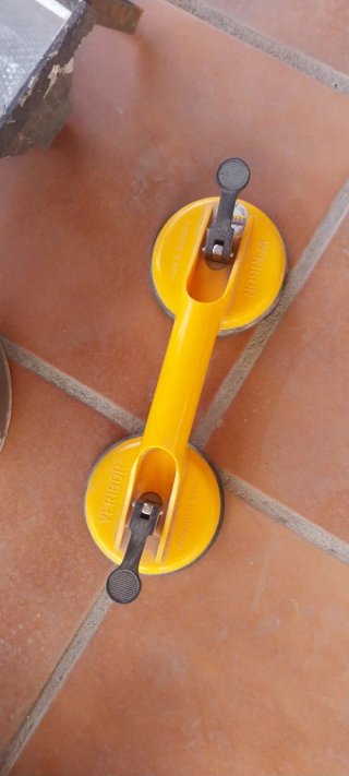 Foco, ventosa y cubo de obra